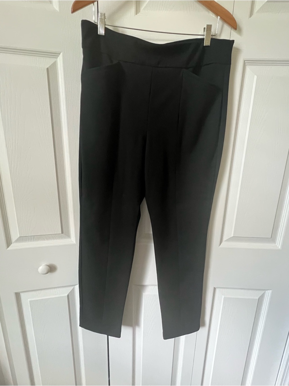 Chico's Black Cropped Pull-On Ankle Pants